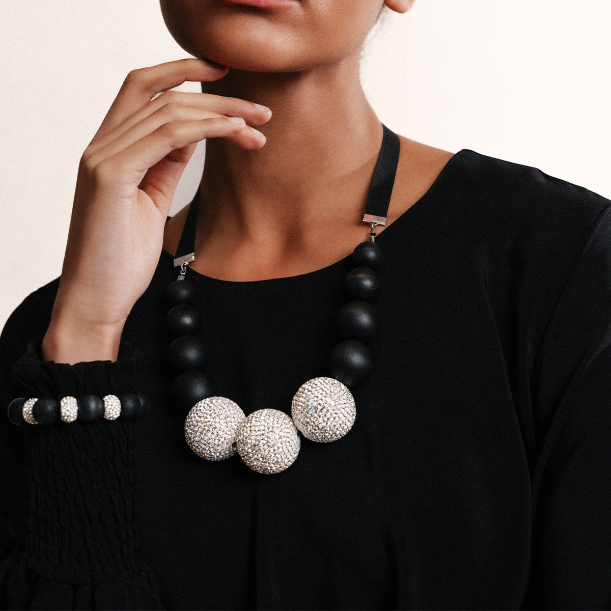 Kuutamo necklace, black