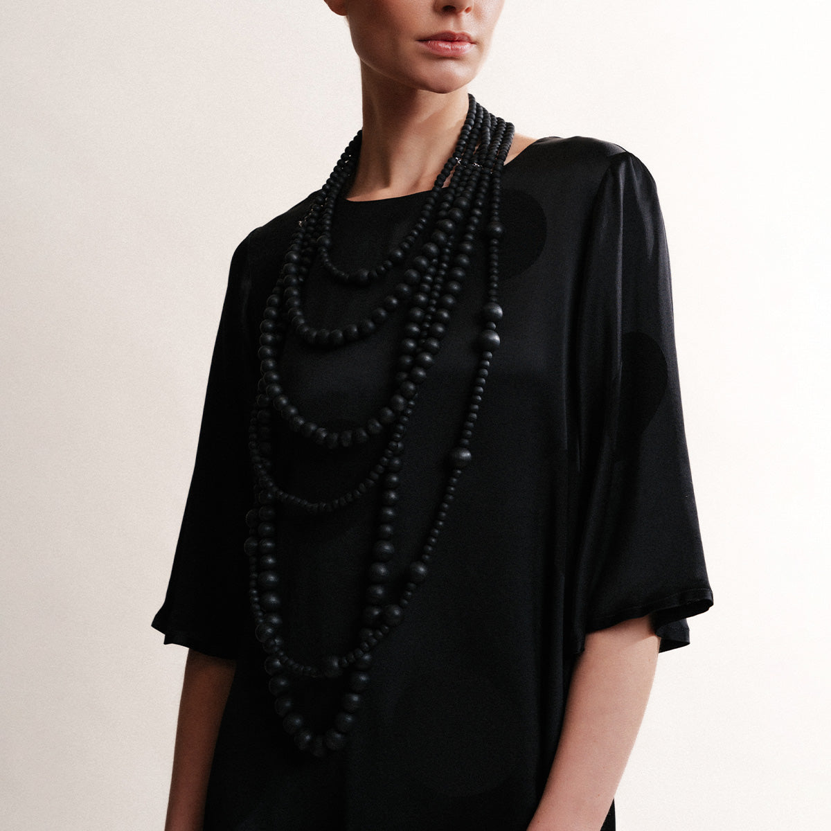 Kuningatar necklace, black